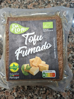 Embalagem de tofu fumado Da Flori, com rótulo verde, indicação “Produzido em Portugal”, selo vegan e imagem de cubos de tofu