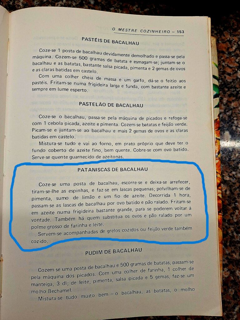 Página amarelada do livro "O Mestre Cozinheiro" com a receita de Pataniscas de Bacalhau assinalada com um círculo azul desenhado à mão, entre as receitas de Pastéis de Bacalhau e Pudim de Bacalhau.